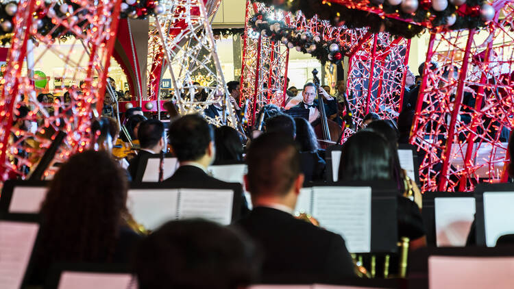 Músicos en concierto sinfónico en Galerías Atizapán