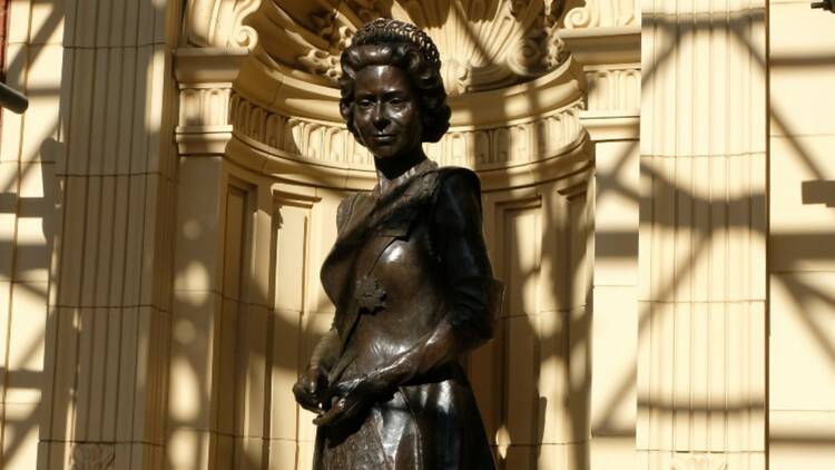 Statue of Queen Elizabeth II at the Royal Albert Hall