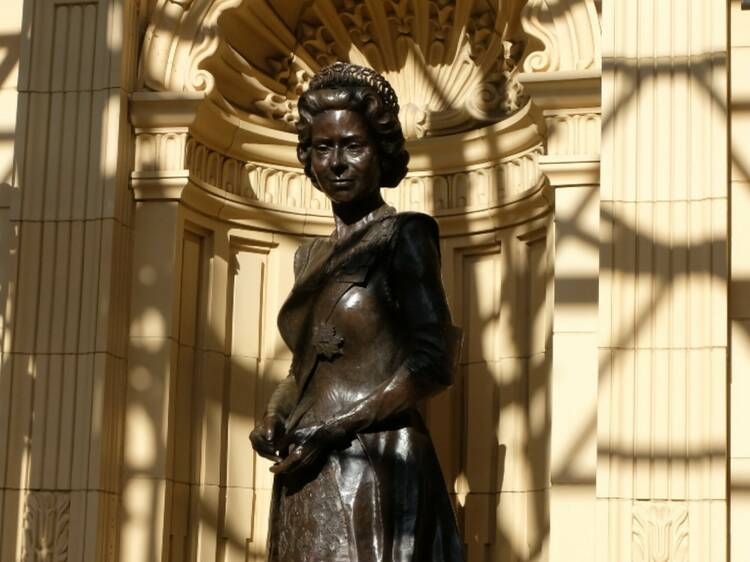 A brand-new statue of Queen Elizabeth II has been revealed at the Royal Albert Hall