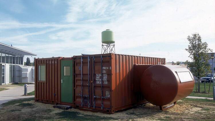 Atelier van Lieshout, Edutainer, 2003. Photo: © Marc Domage. Containers, bois, mobilier. Production CAC Brétigny.
