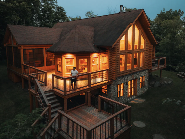 The pumpkin spice chalet with a spa in Mille-Isles, Quebec