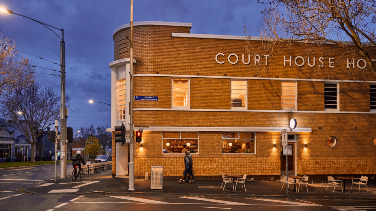 Have a cosy meal at the Courthouse Hotel