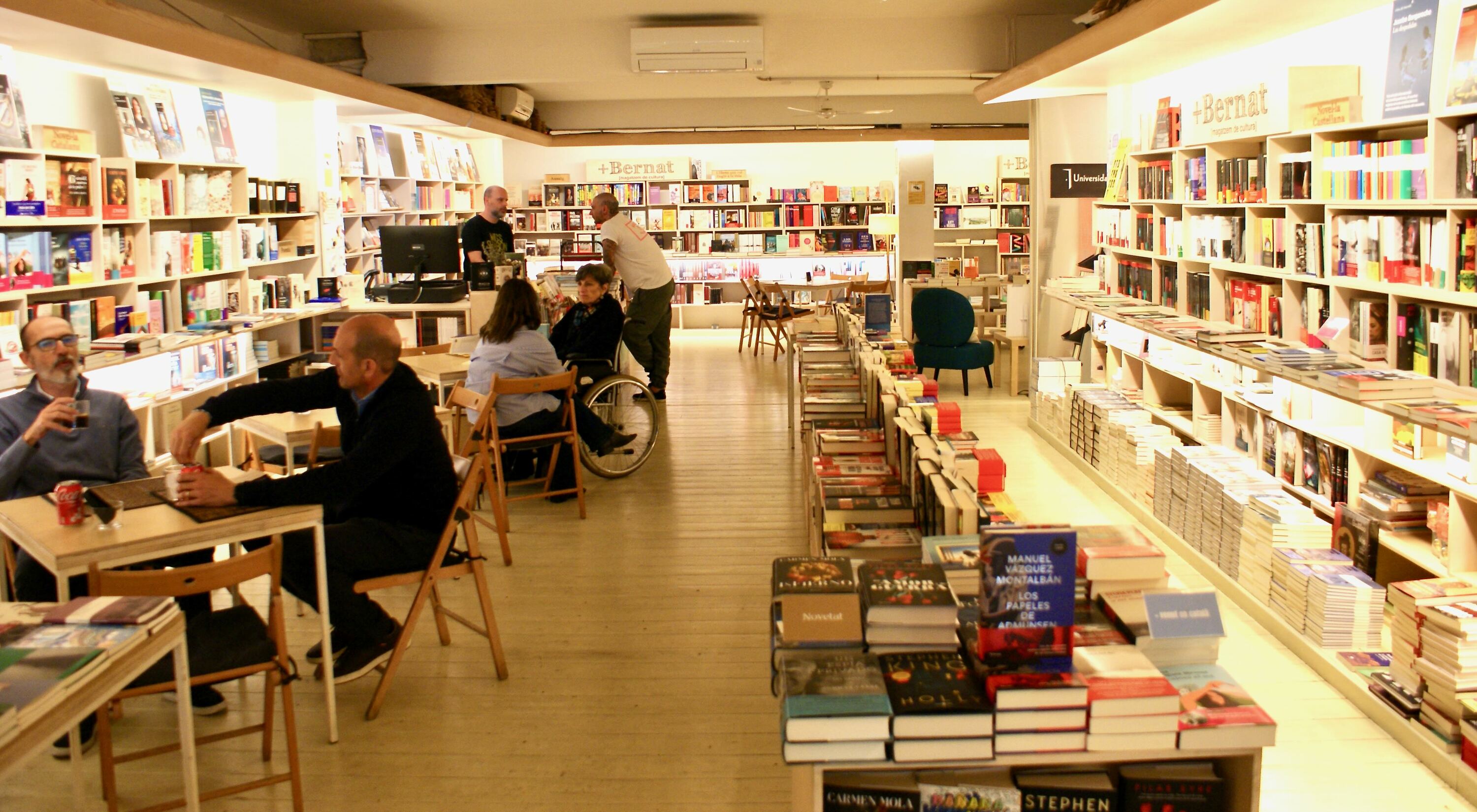 Bar de la + Bernat, menjar i beure entre llibres