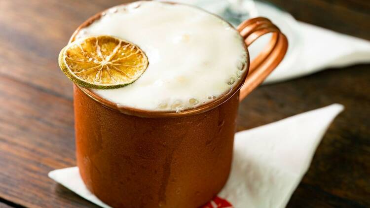 Uma canequinha de cobre com Moscow Mule