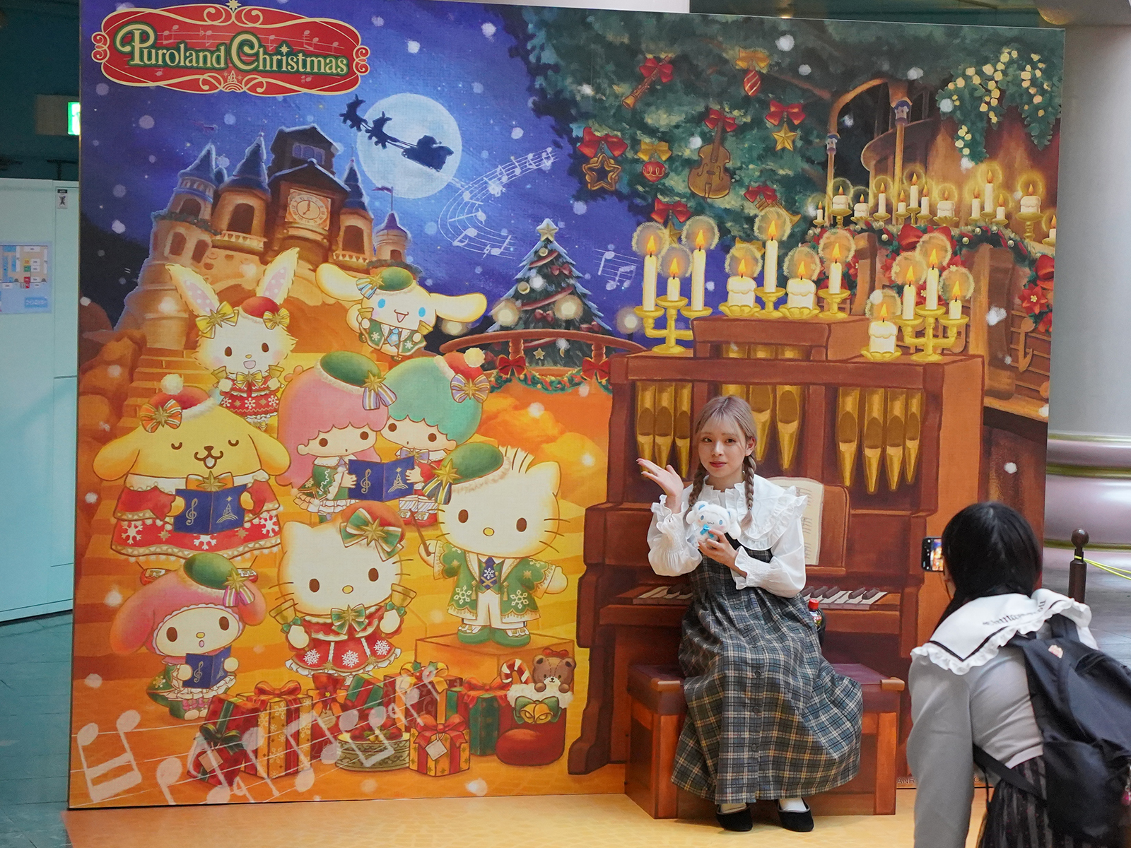 See Hello Kitty and friends sing Christmas carols at Sanrio Puroland this  holiday season