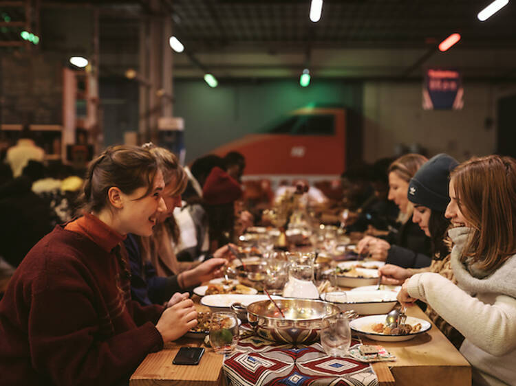 Brochette de stars en cuisine pour ce festin de Noël solidaire