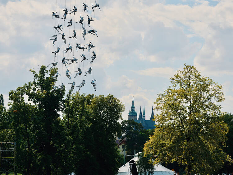 Horizon, an exceptional free acrobatic show on the Palais Royal