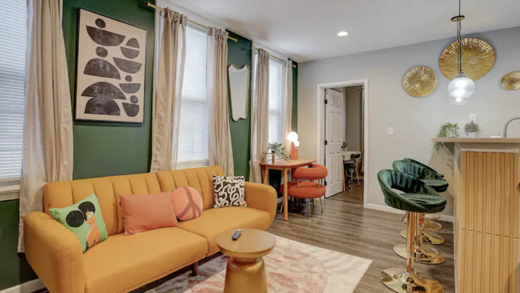 A retro chic monthly rental in Bergen-Lafayette