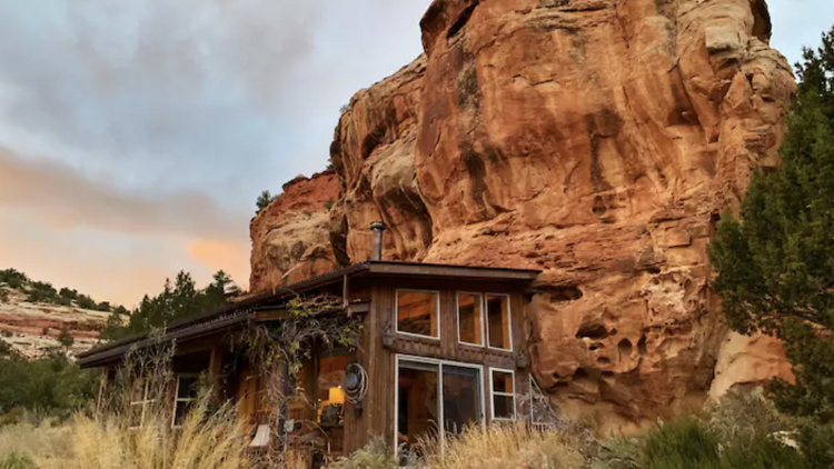 Cliffside cabin Airbnb in Colorado 