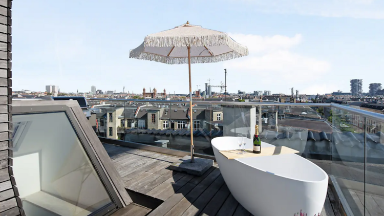 The penthouse with the rooftop bathtub in Vesterbro