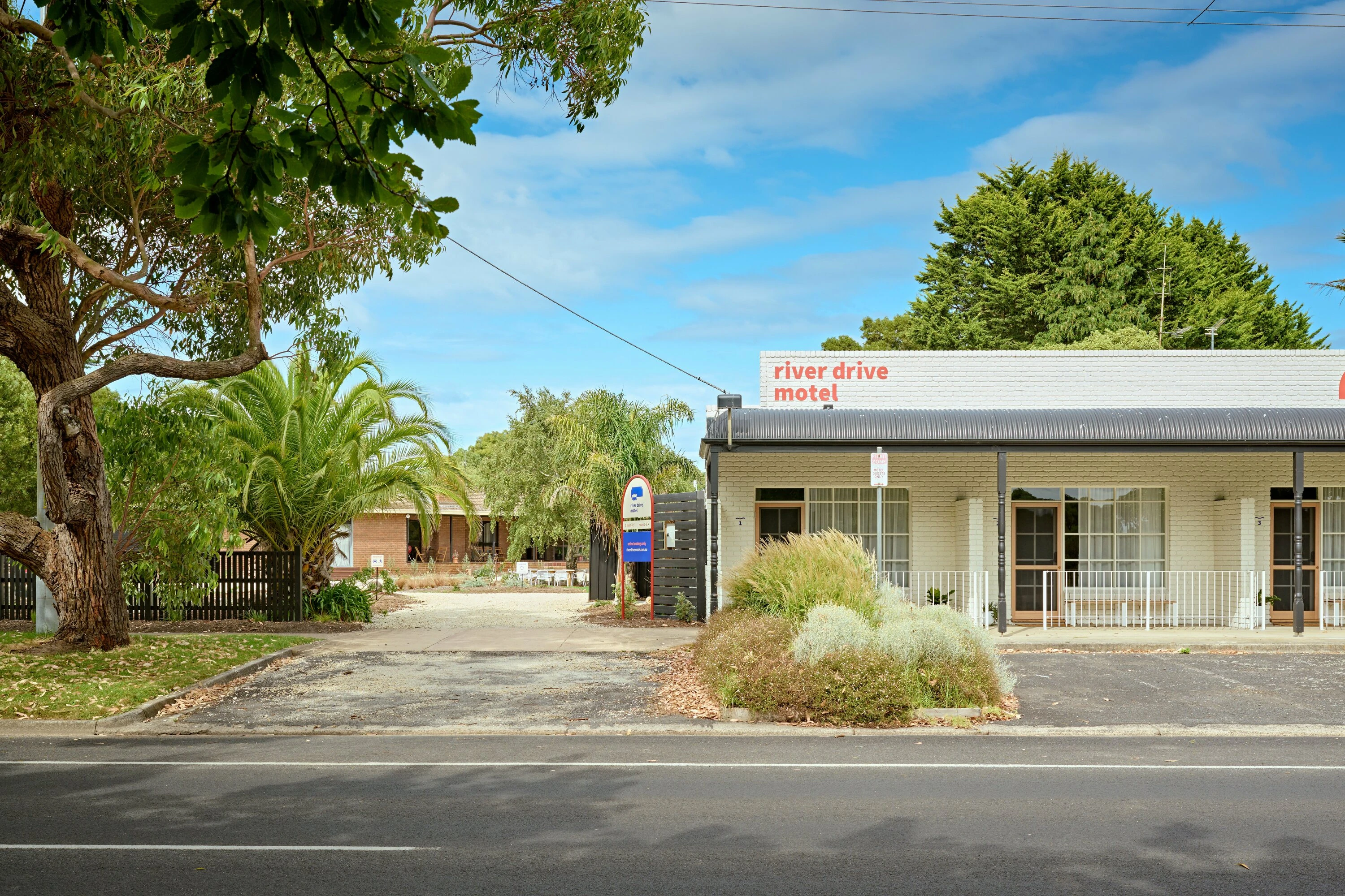 Street view of River Drive Motel.