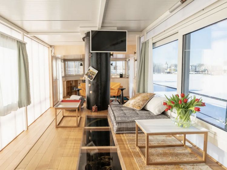 The cozy houseboat on the Spree