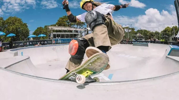 Pratique manobras de skate em uma pista de torneios