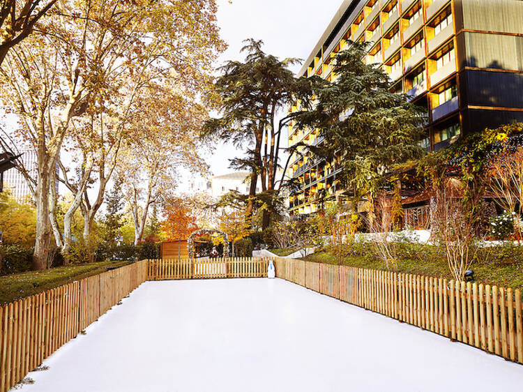 Escondida bajo los árboles de un histórico jardín en la Castellana: vuelve una de las pistas de hielo más bonitas de Madrid