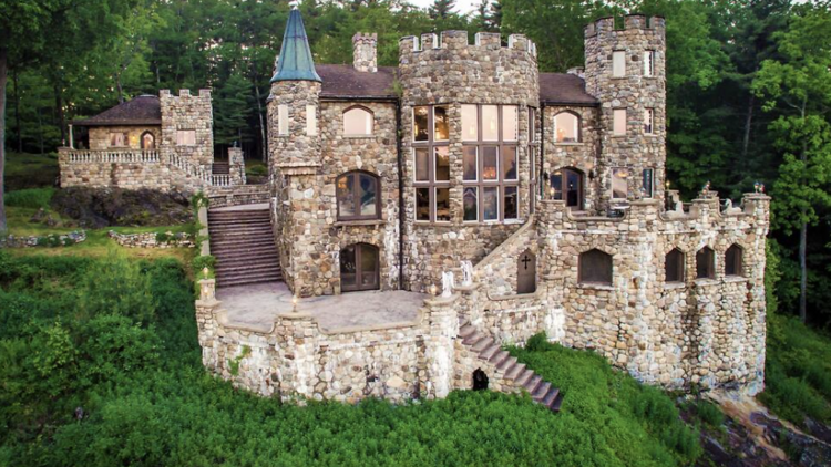 The mountaintop castle cottage in Bolton