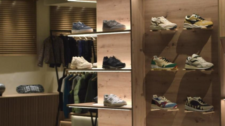 Parece un bar, pero es una tienda de zapatillas y concept store de lo más exclusiva