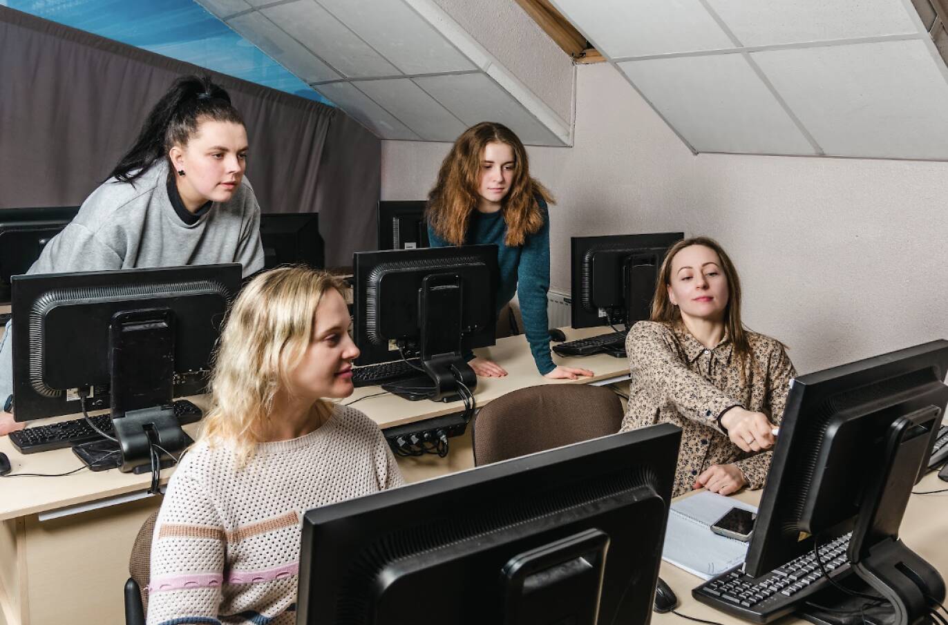 Graphic design classes near me: best in-person and virtual live classes