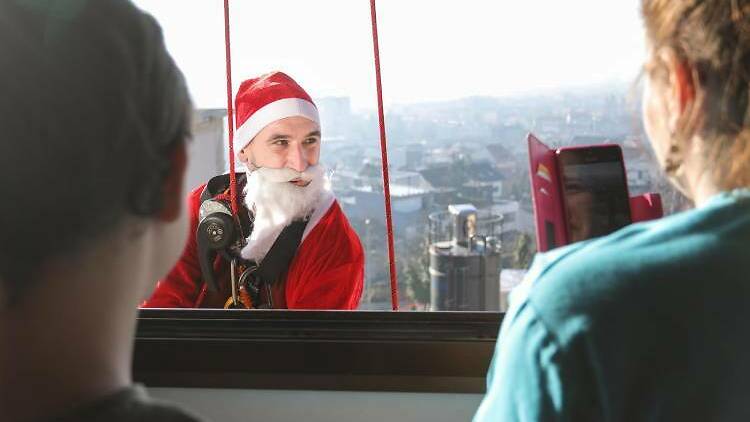 Santa flies into children's hospitals in Zagreb