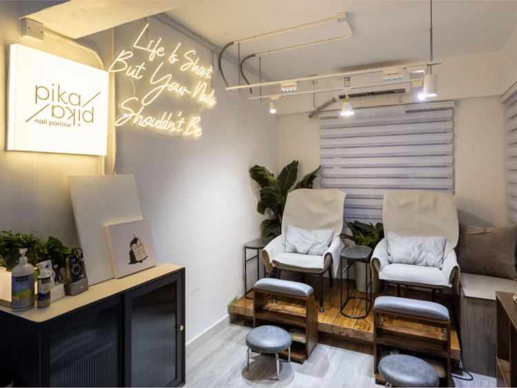 10 Simply Chic Small Salon Decor Ideas That You Must Use – BlissLights