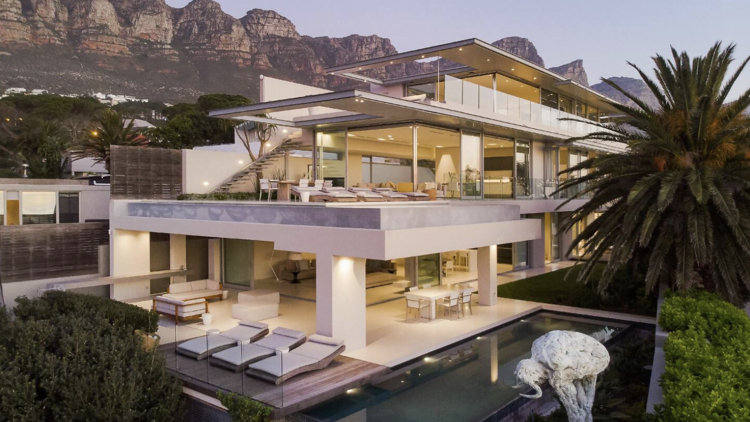 A luxury mansion in Cape Town with views of the mountains.