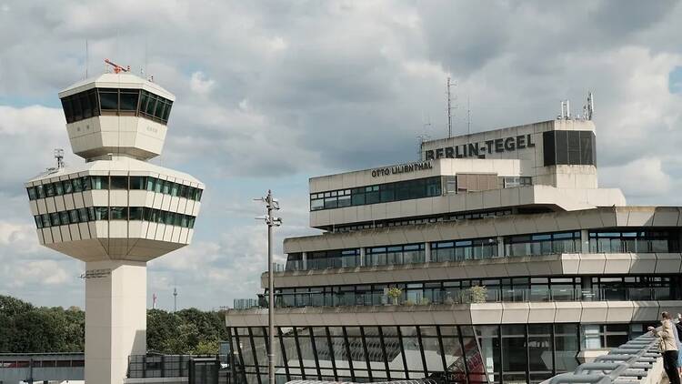 廃墟の空港で盛り上がる。