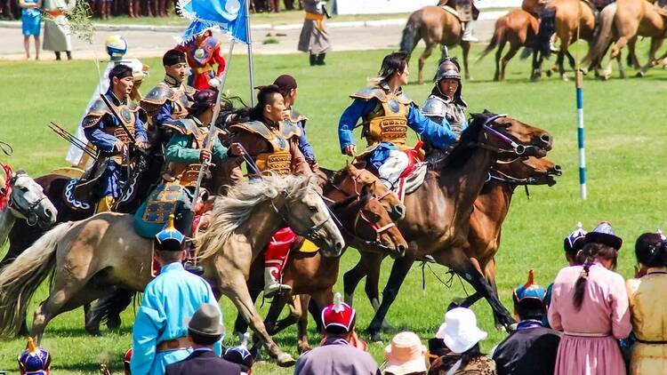 何世紀も続く遊牧民の祭りを体験する。 