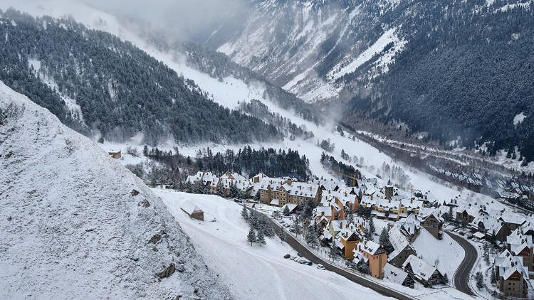 Este es uno de los pueblos más bonitos para esquiar en invierno sin salir de España