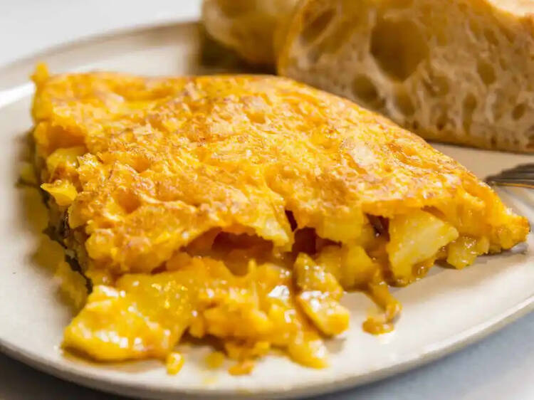 Tortilla de patatas: 10 errores que la pueden dejar demasiado cruda, seca o  líquida