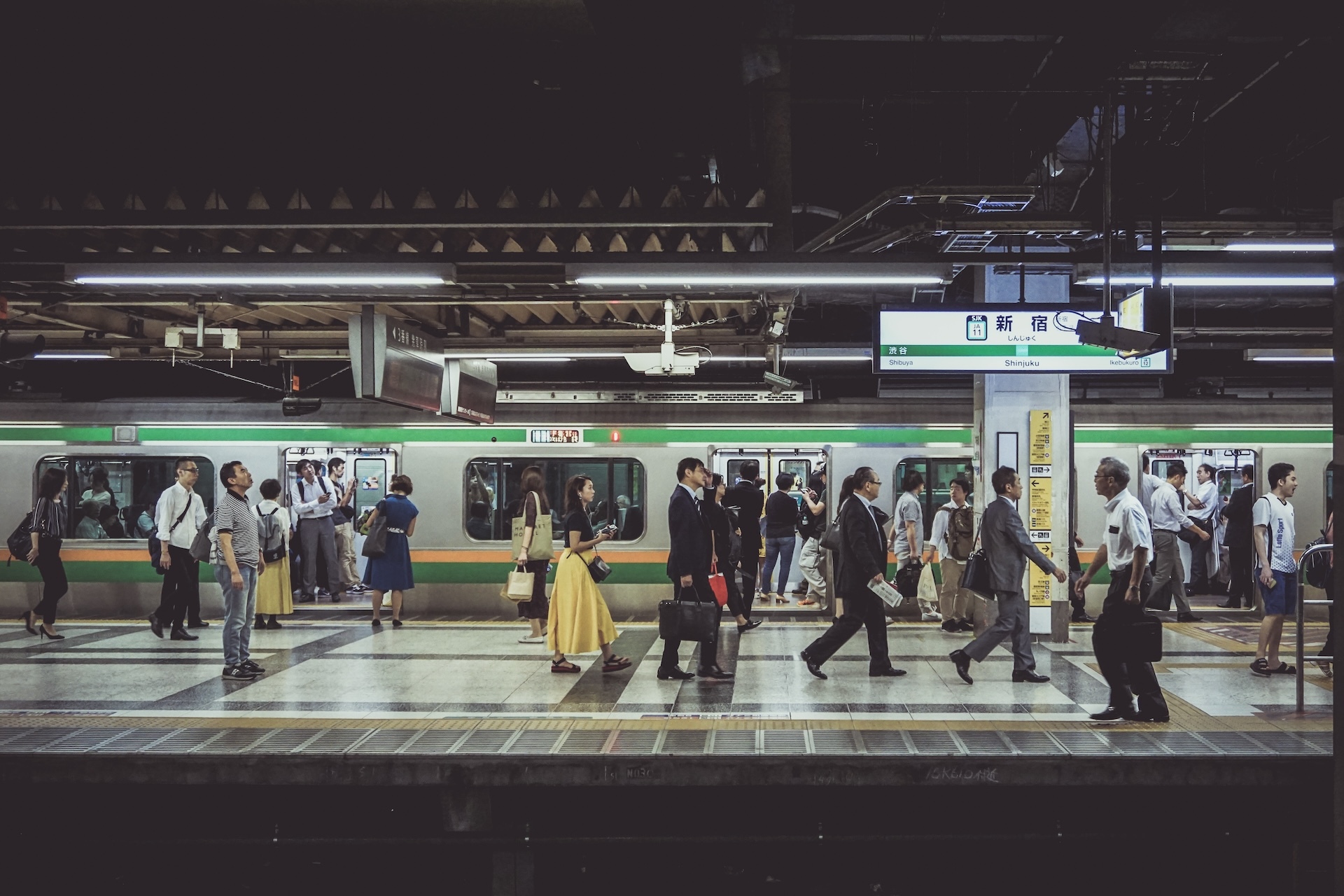 She s at the station. Станция Шибуя. Tokyo Railway Station. Железнодорожная станция Сибуя. Shinjuku Station in Tokyo.