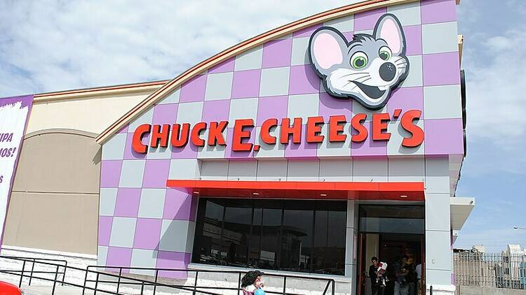 The outside of Chuck E. Cheese