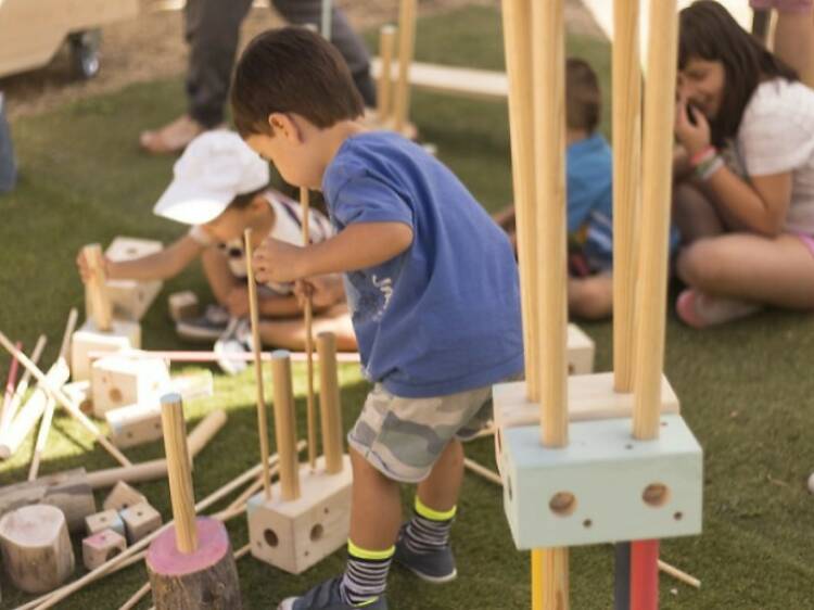 Un festival de teatro infantil llena la plaza de Matadero de caravanas y carpas ambulantes y espacios de juego