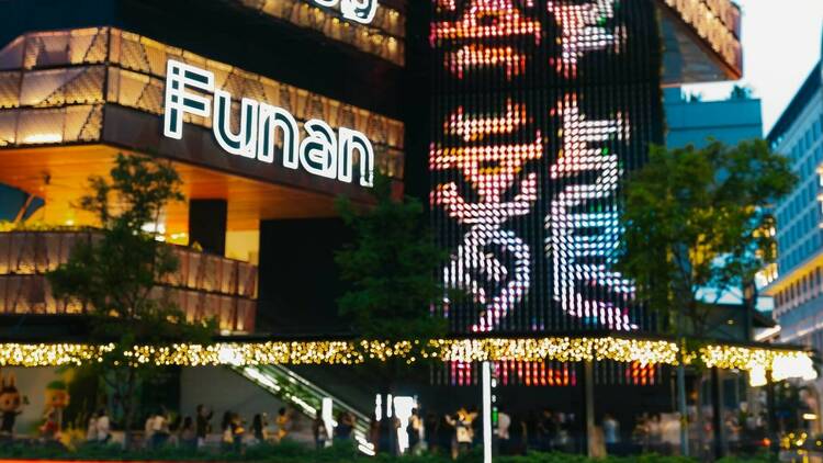 Dragon motifs animated on a kinetic wall