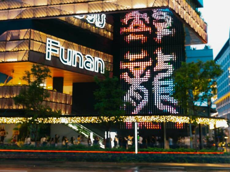 Dragon motifs animated on a kinetic wall