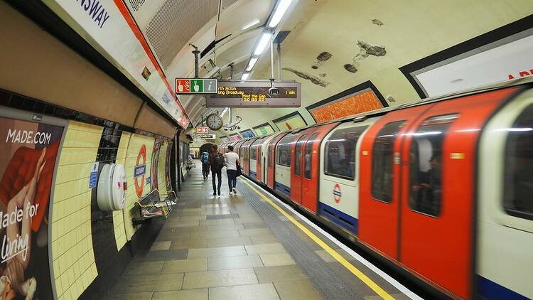 Central Line platform at Queensway tube station