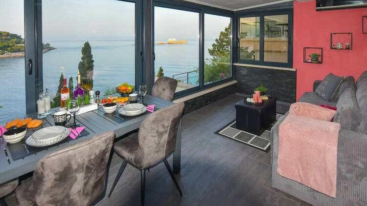 The small-but-perfect sea view apartment