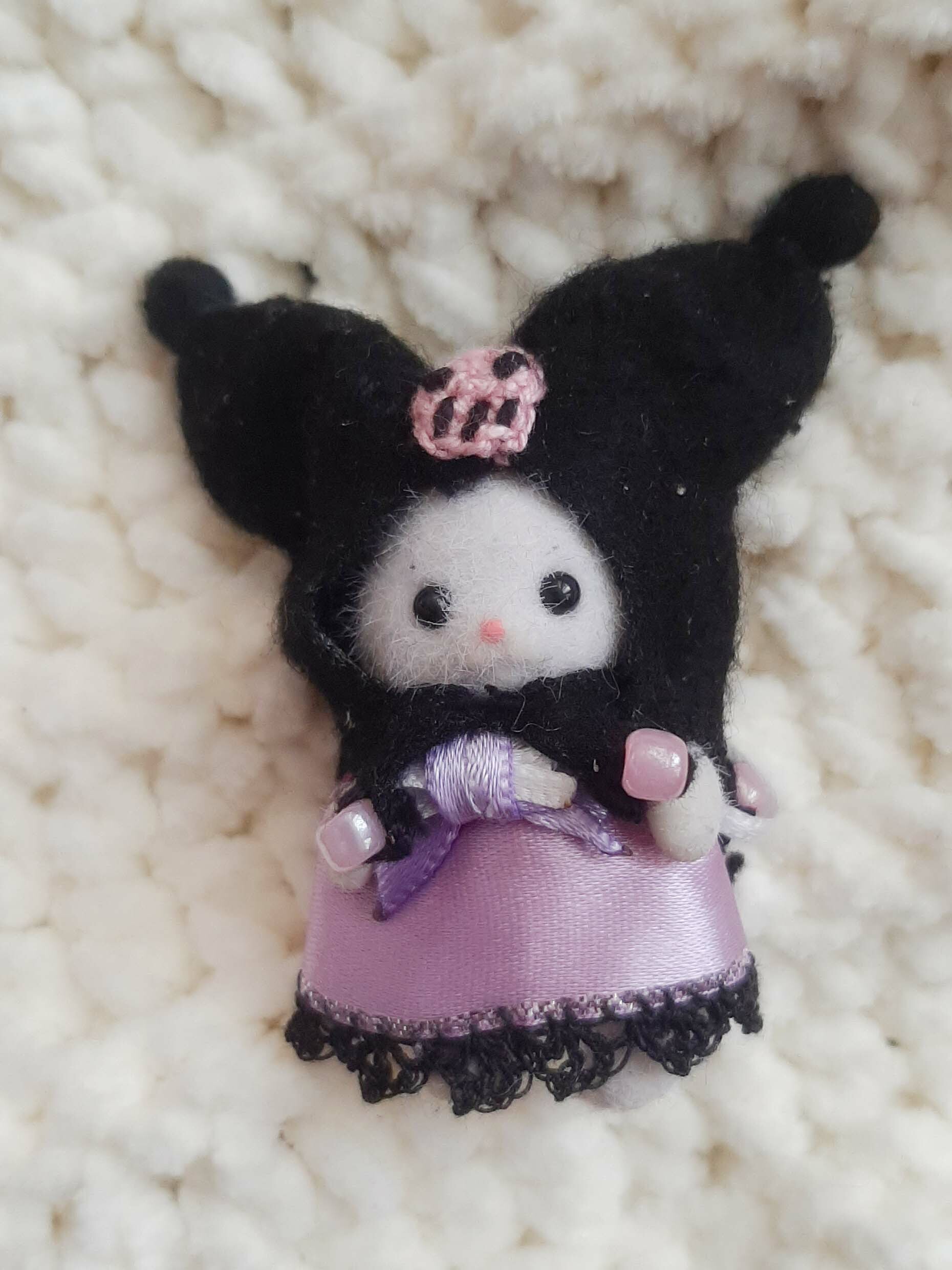 Conejo ternurin disfrazado de Kuromi de Hello Kitty