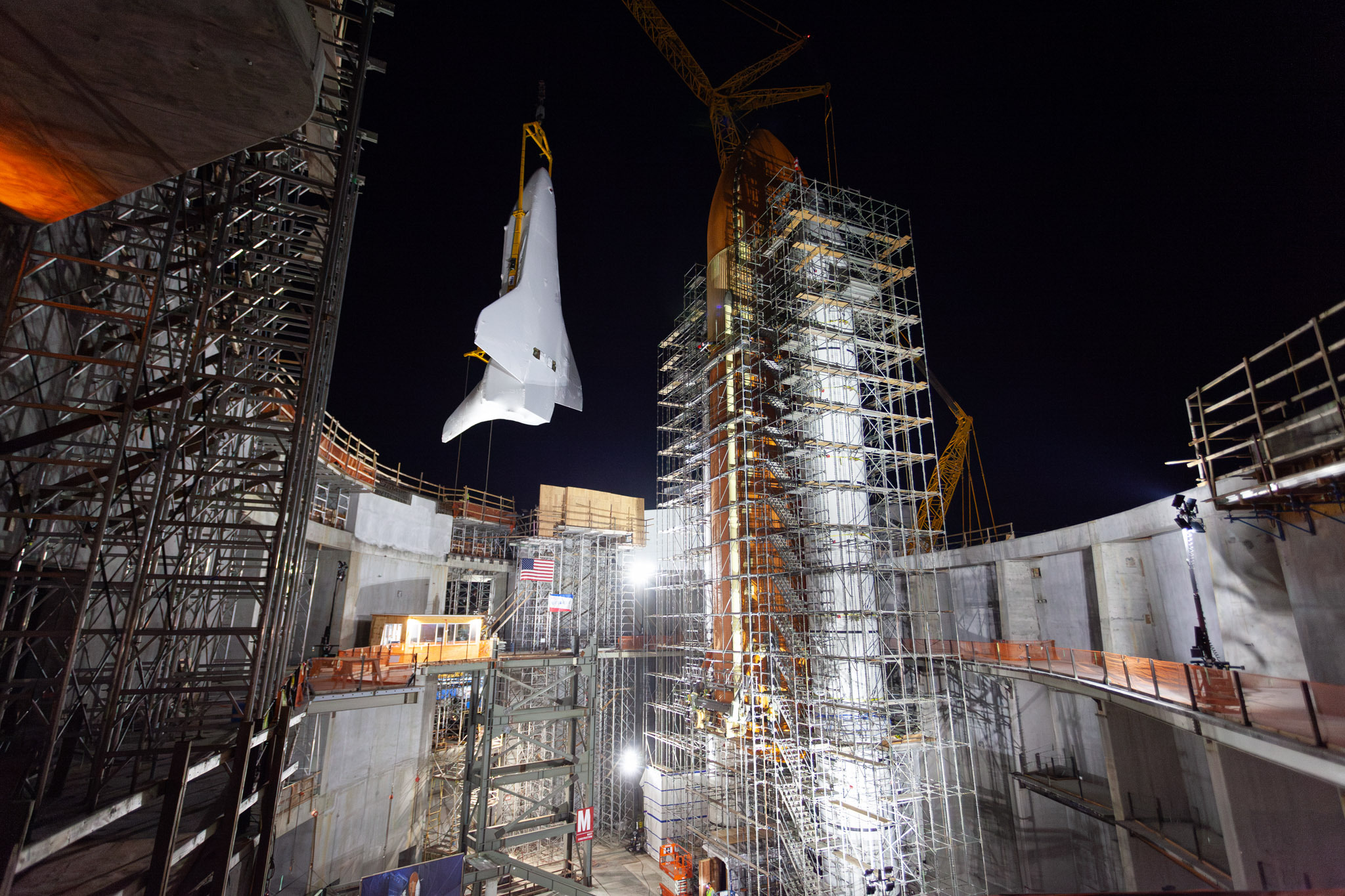 El transbordador espacial Endeavour ha sido elevado a una posición lista para su lanzamiento