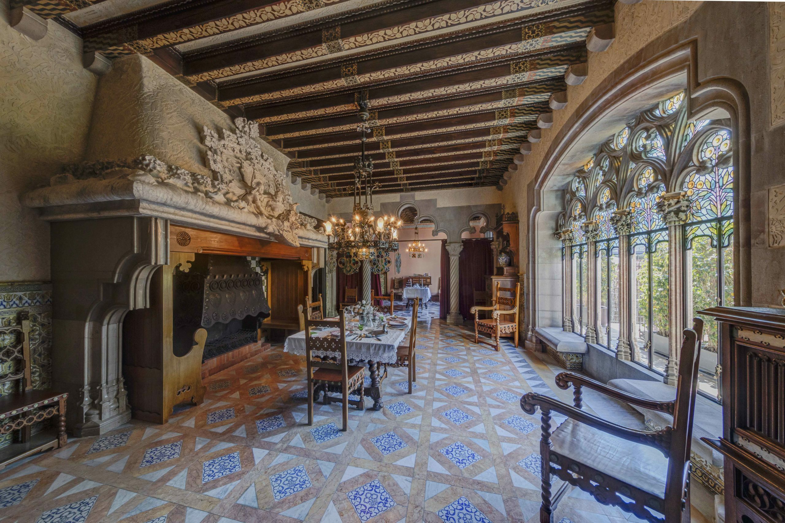 Así es por dentro la Casa Museu Amatller: el único interior modernista de Barcelona que conserva todo el mobiliario original