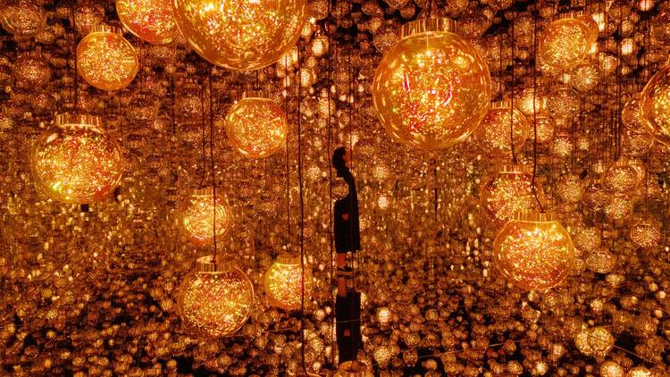 Bubble Universe: Physical Light, Bubbles of Light, Wobbling Light, and Environmental Light - One Stroke at teamLab Borderless