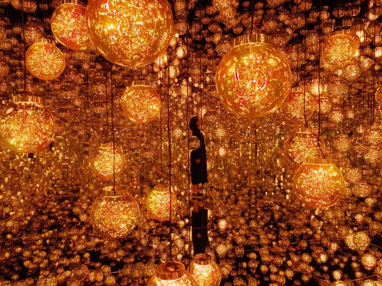 Bubble Universe: Physical Light, Bubbles of Light, Wobbling Light, and Environmental Light - One Stroke at teamLab Borderless