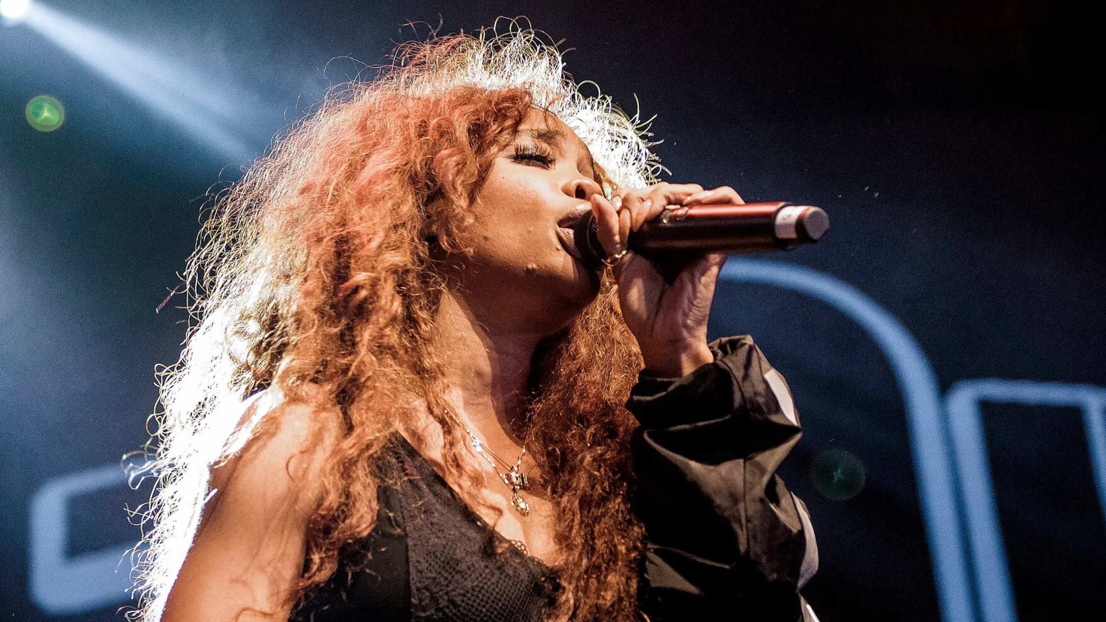 SZA performing