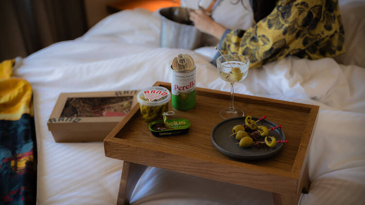 Gildas and cocktails on a board on the bed