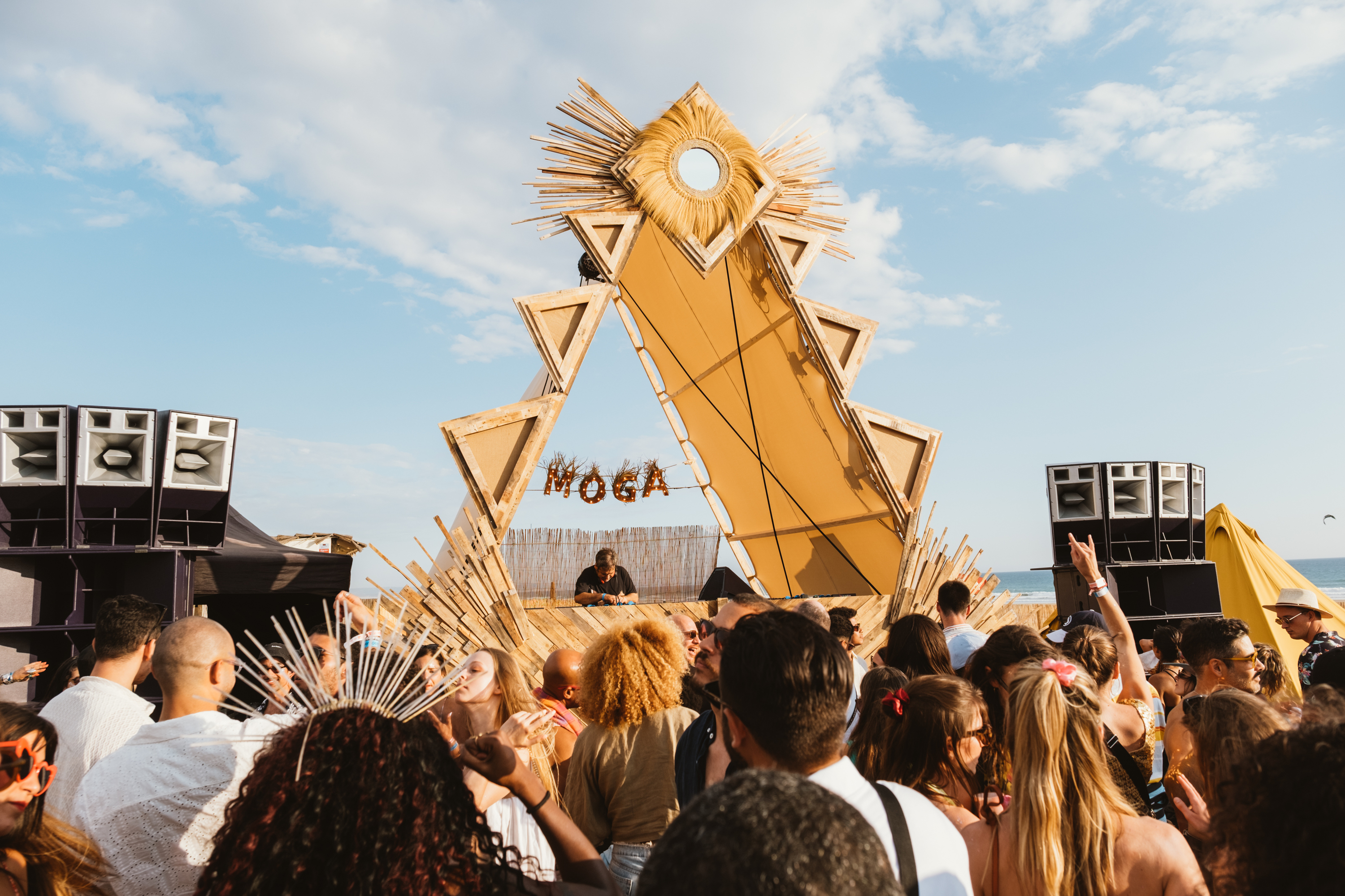 O Festival MOGA está de volta à Praia da Morena com mais de 90 DJs