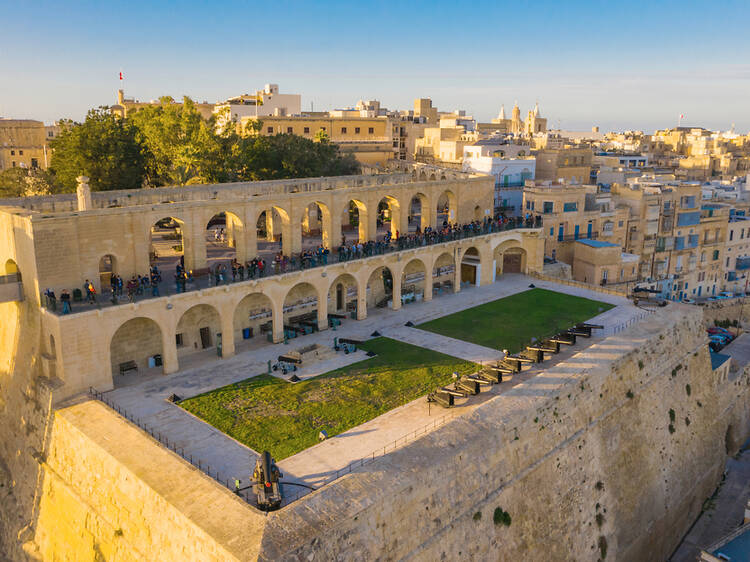 Chow down on pastizz in the Upper Barrakka Gardens