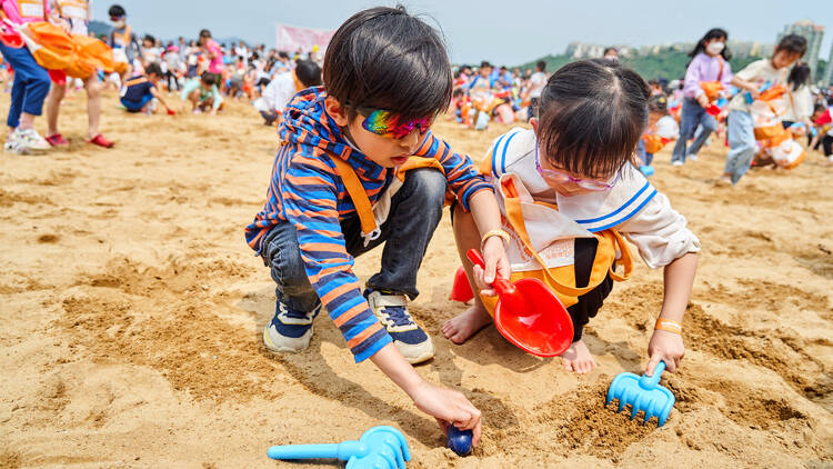 Discovery Bay Easter Egg Hunt on the Beach