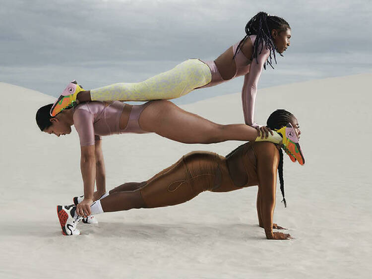 Mujeres utilizando la colección Adidas por Stella McCartney