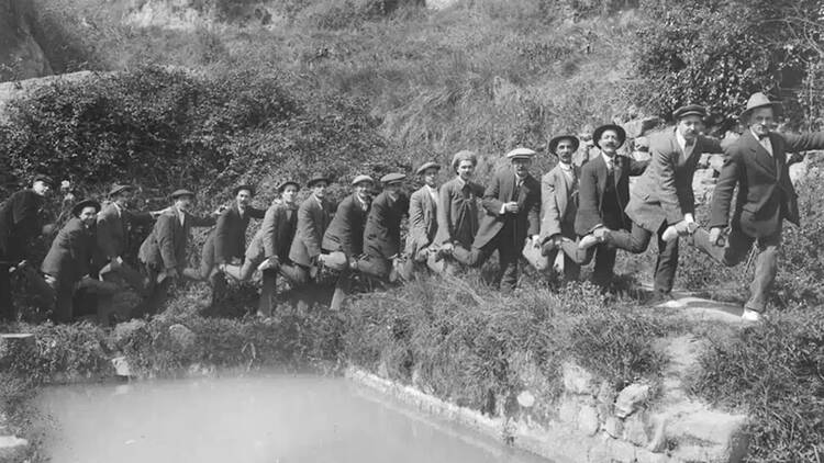 Antoni Rosal Grelon I Fundación Mapfre. 'Grup d'homes al voltant d'un petit estany, dècades de 1910-1920' I Arxiu Nacional de Catalunya (ANC), Fons Antoni Rosal Grelon, Sant Cugat del Vallès