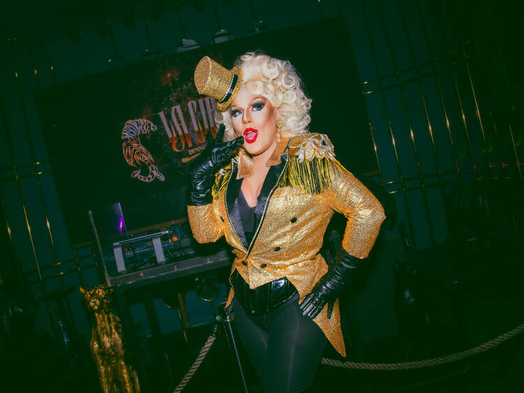 Acrobacias, cabaret y drag queens: así es el dinner show de La Circa