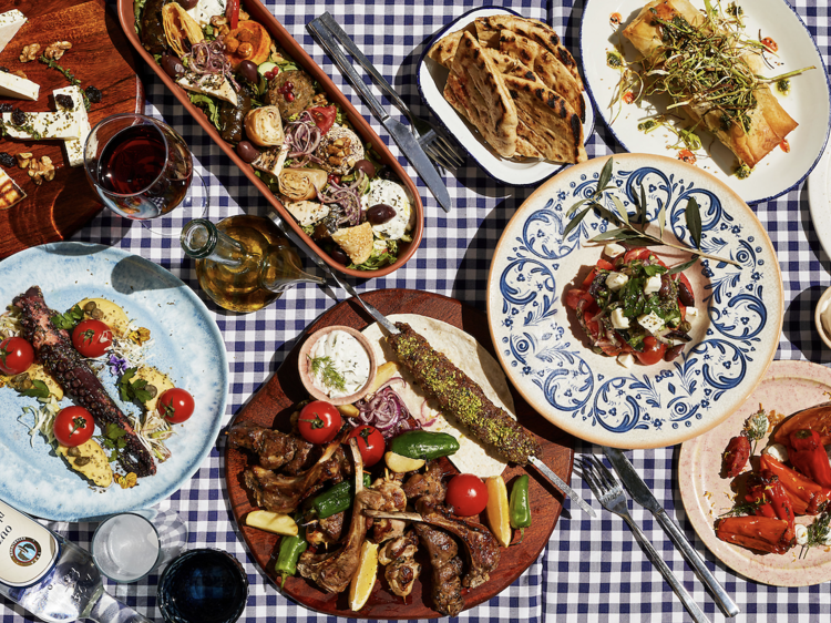 Restaurantes griegos auténticos en Madrid para viajar desde la mesa