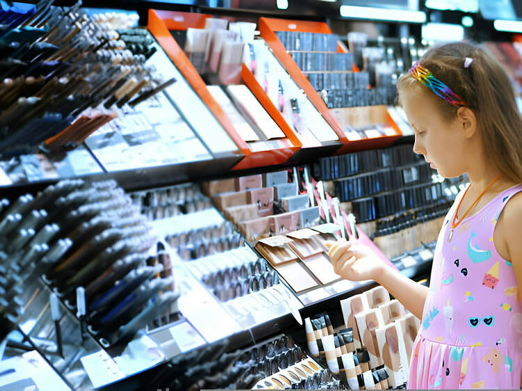 Niñas Sephora. Niña comprando maquillaje